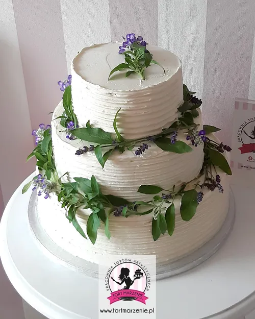 Lawendowy Tort Weselny z Ozdobami