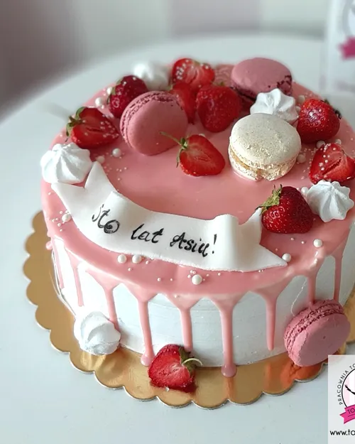Drip Cake z Owocami Leśnymi i Makaronikami