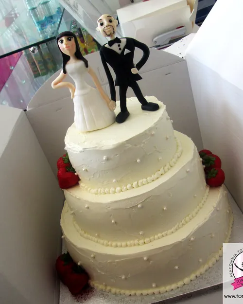 Elegancki Tort Weselny z Kwiatami