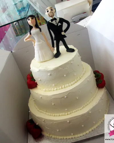Elegancki Tort Weselny z Kwiatami